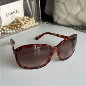 TOM FORD Brown Tortoise Sunglasses w/ gradient lenses